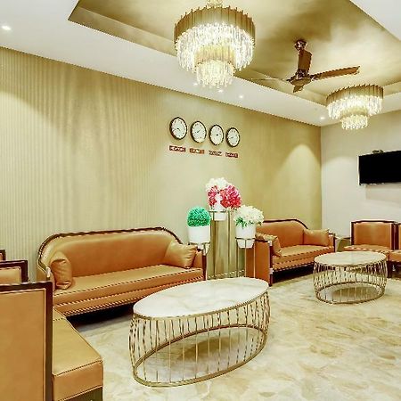 Capital O 28086 Sindhura Grand Hotel Хидерабад Екстериор снимка