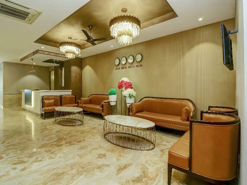 Capital O 28086 Sindhura Grand Hotel Хидерабад Екстериор снимка