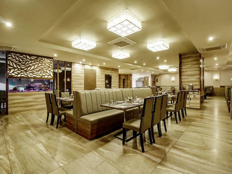 Capital O 28086 Sindhura Grand Hotel Хидерабад Екстериор снимка