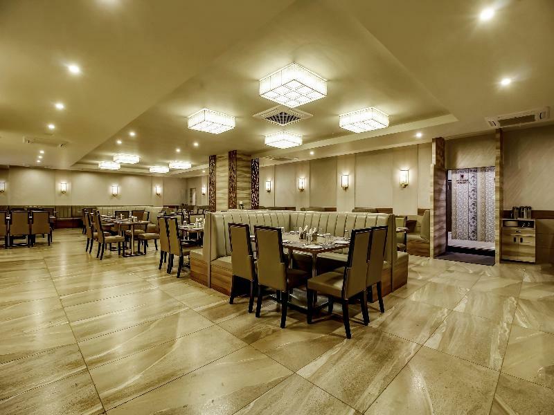 Capital O 28086 Sindhura Grand Hotel Хидерабад Екстериор снимка