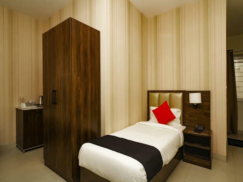 Capital O 28086 Sindhura Grand Hotel Хидерабад Екстериор снимка