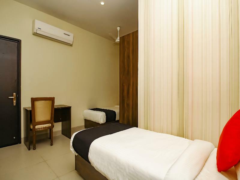 Capital O 28086 Sindhura Grand Hotel Хидерабад Екстериор снимка