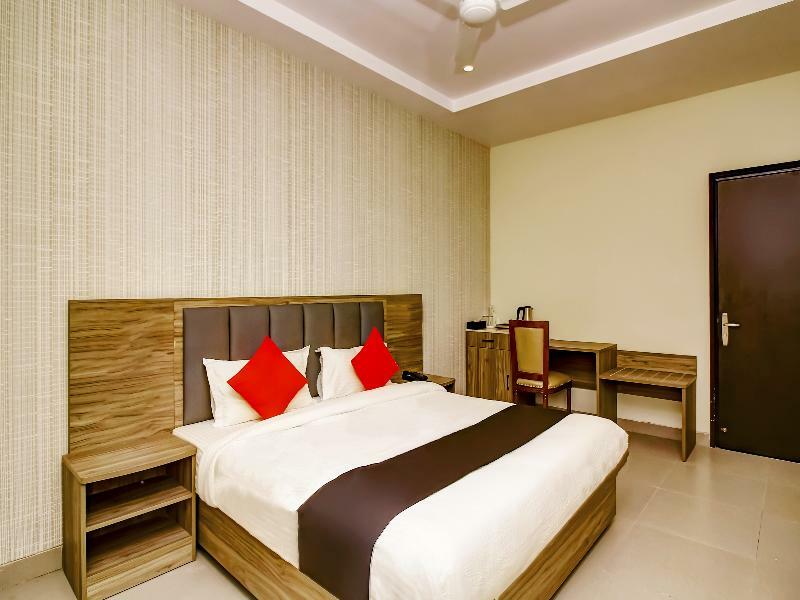 Capital O 28086 Sindhura Grand Hotel Хидерабад Екстериор снимка