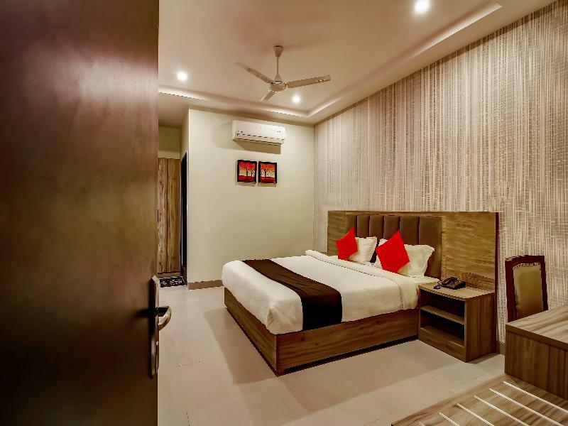 Capital O 28086 Sindhura Grand Hotel Хидерабад Екстериор снимка